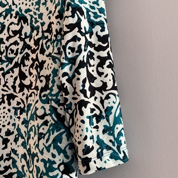 Top from JM Collection at Macys. Gorgeous modern print. Long sleeves. Medium - Picture 3 of 7